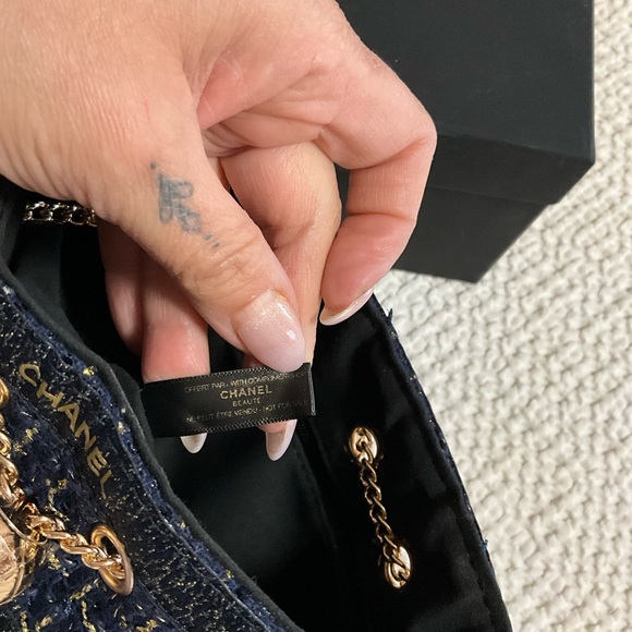 Chanel GWP Dark Blue and Gold Shoulder Makeup Bag - Picture 4 of 15